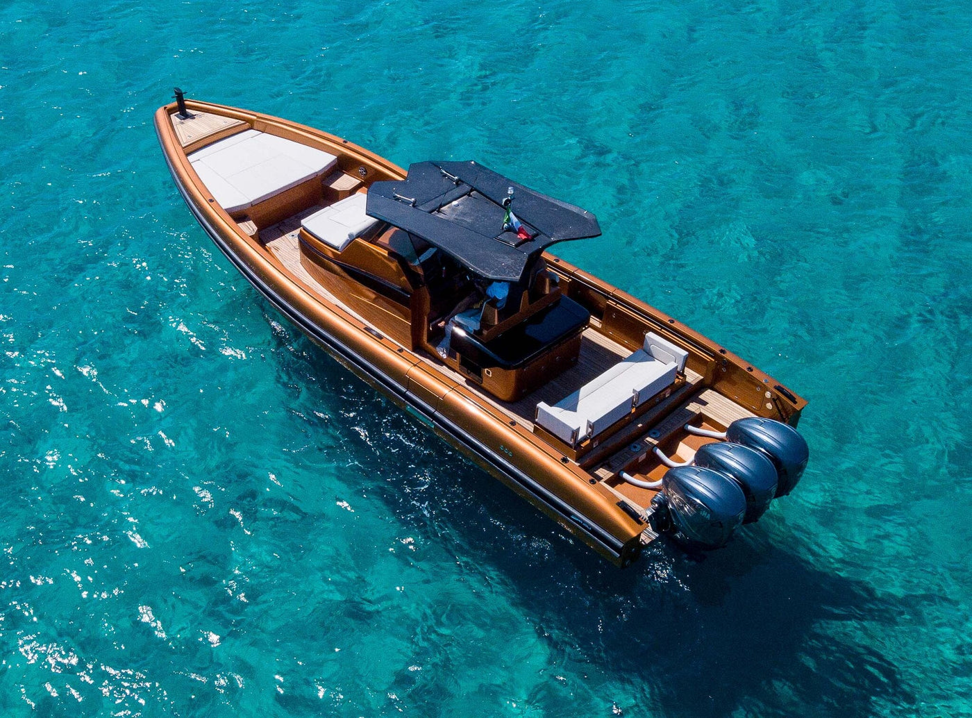 Sea Water Kymera 43 in Fahrt, Luftaufnahme von der Seite