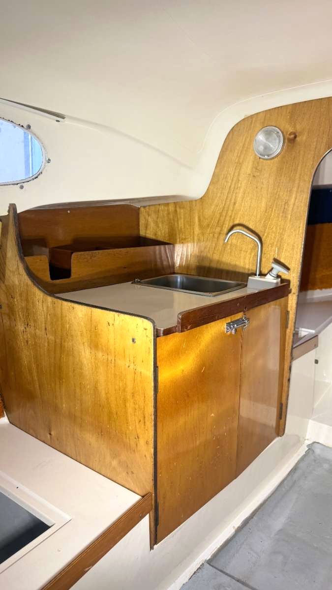 Pantry der Sunbeam 22 mit Spüle und Mahagoni-Ausbau