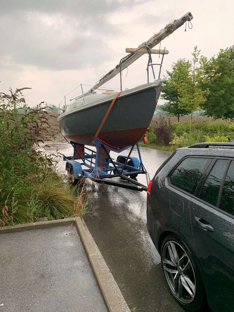 Sunbeam 22 auf dem Tandemtrailer hinter dem Zugfahrzeug