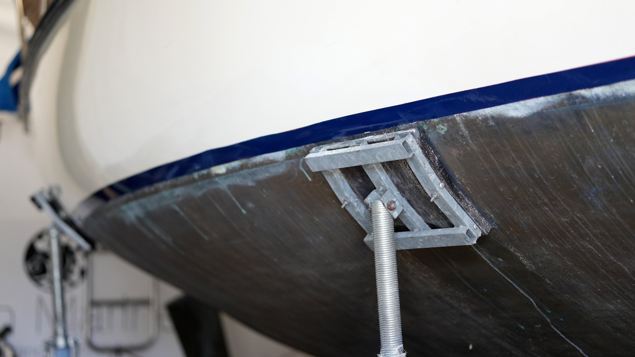Rumpf und Kiel eines Bootes von unten
