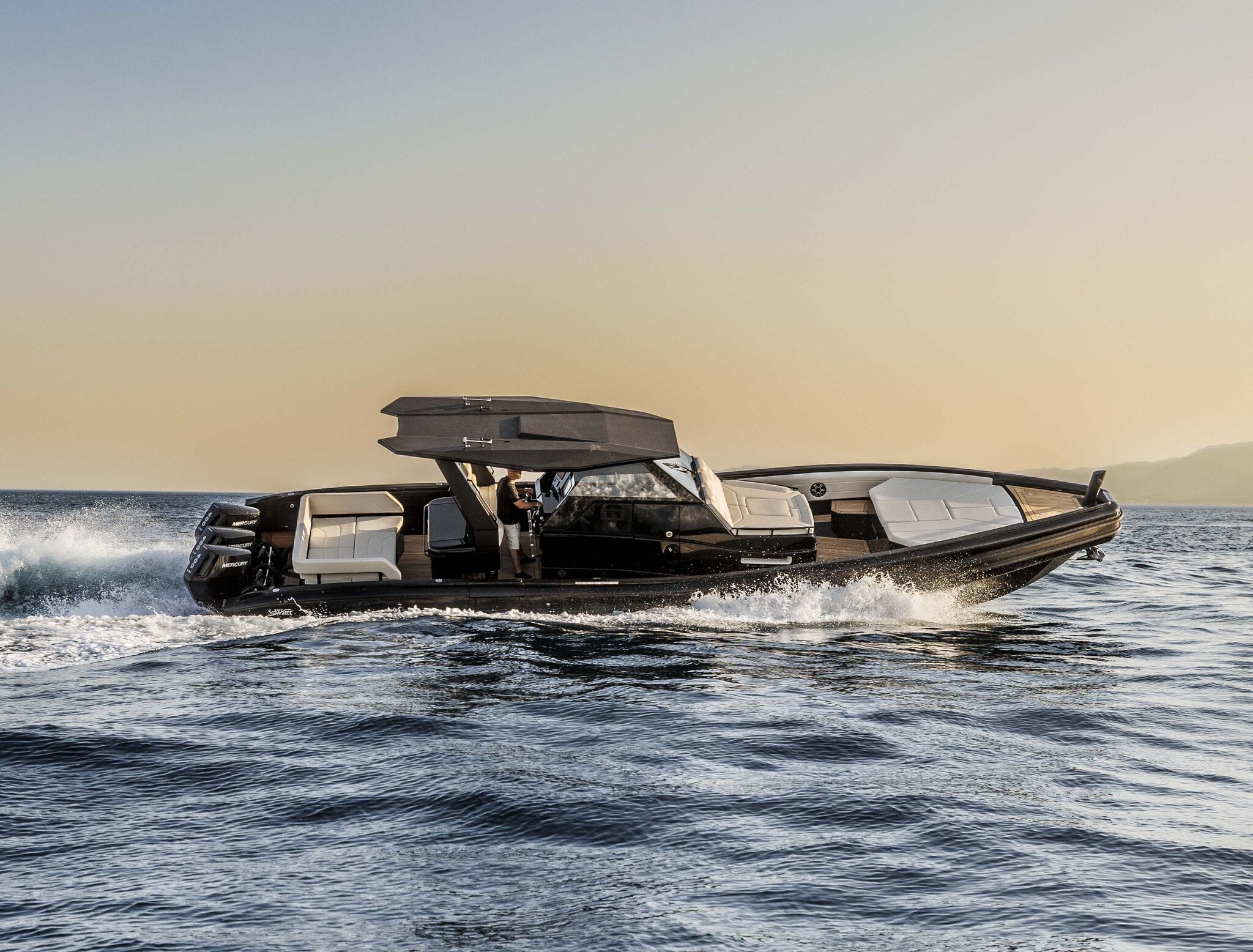 Sea Water Kymera 43 Luxus-Motoryacht in Fahrt