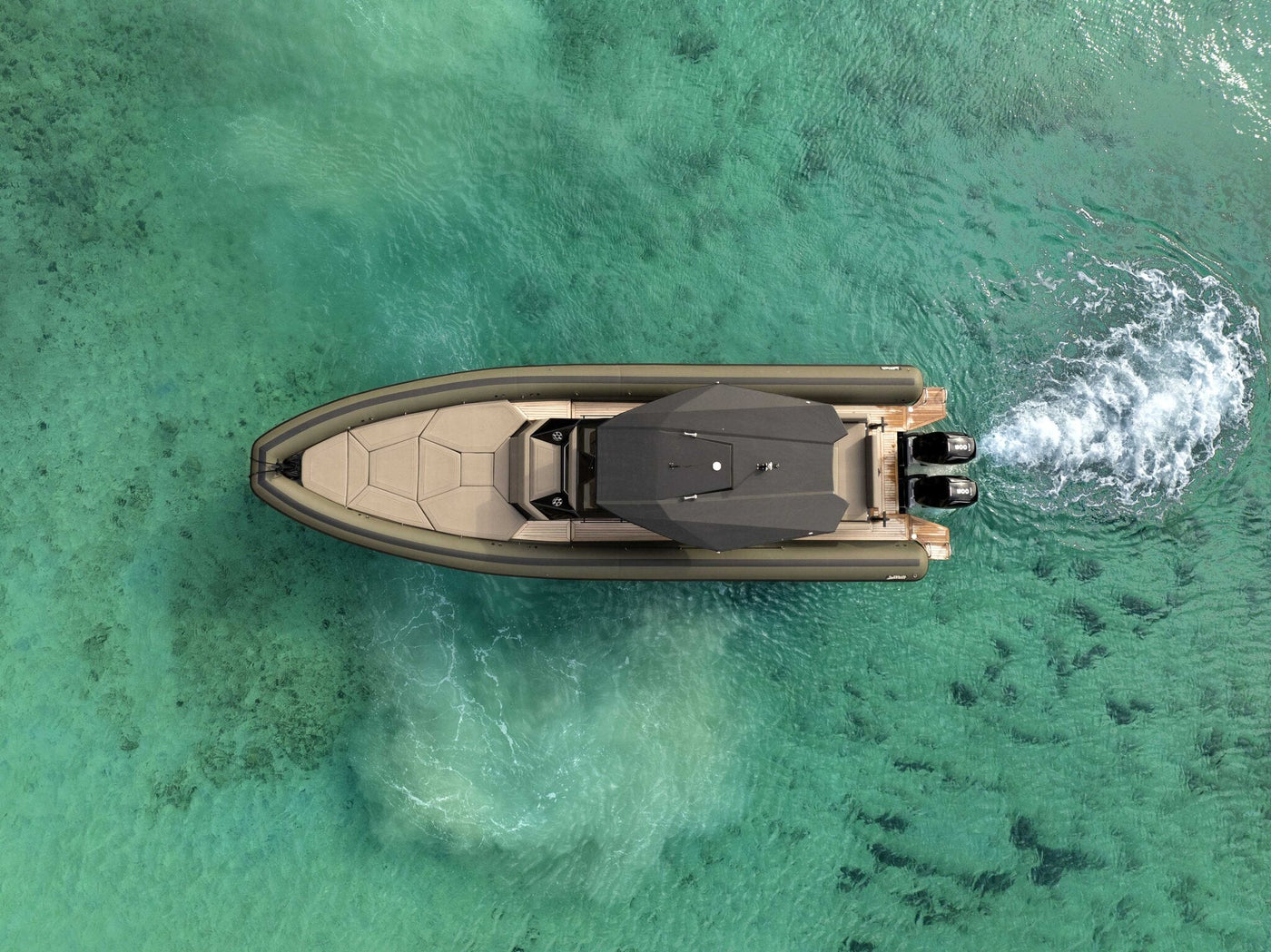 Sea Water Ghost 420 in Fahrt, Luftaufnahme
