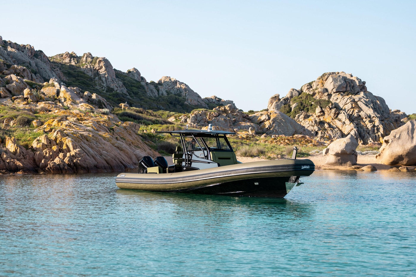 Sea Water Ghost 320 Luxus-RIB in einer Bucht