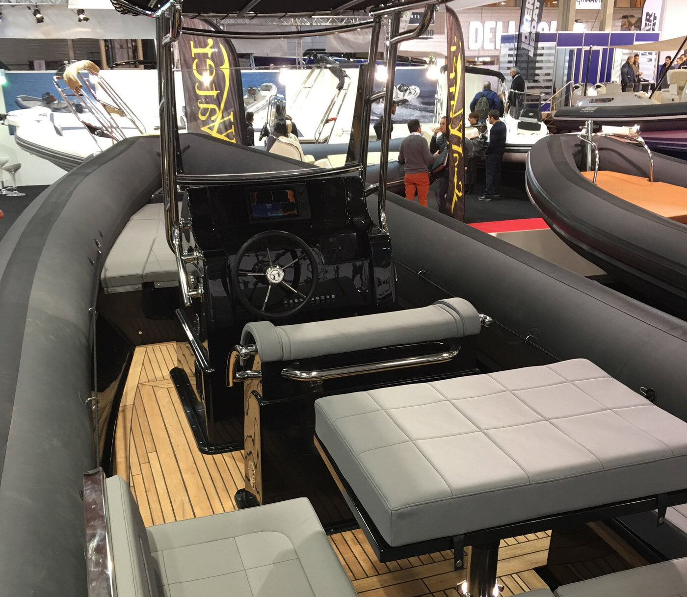 Cockpit des Sea Water Phantom 280