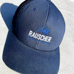Rauscher Boot Trucker Cap von vorne, Stickerei mit Rumpfsignet und Schriftzug